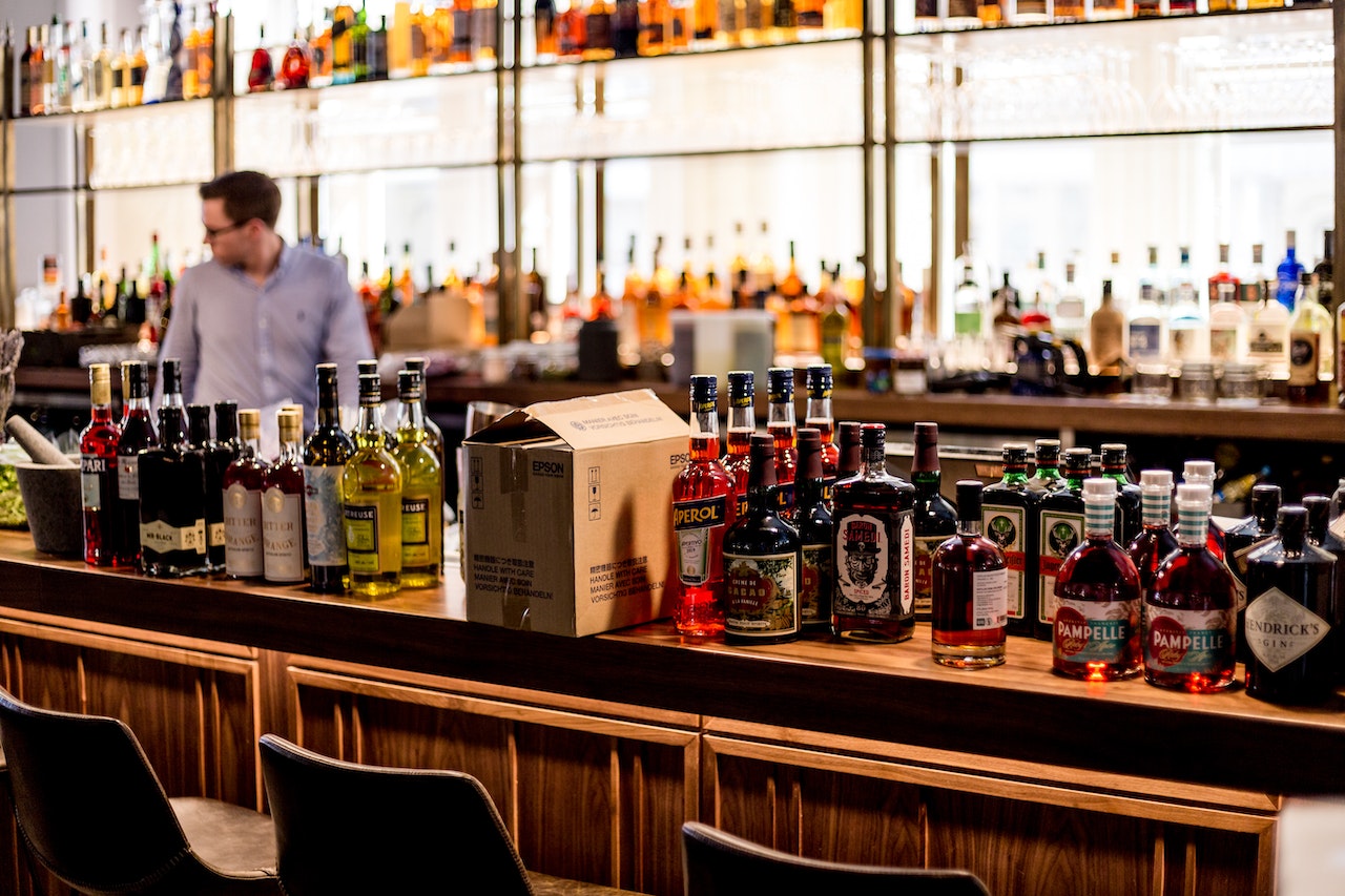 Ordinare un cocktail in un bar specializzato